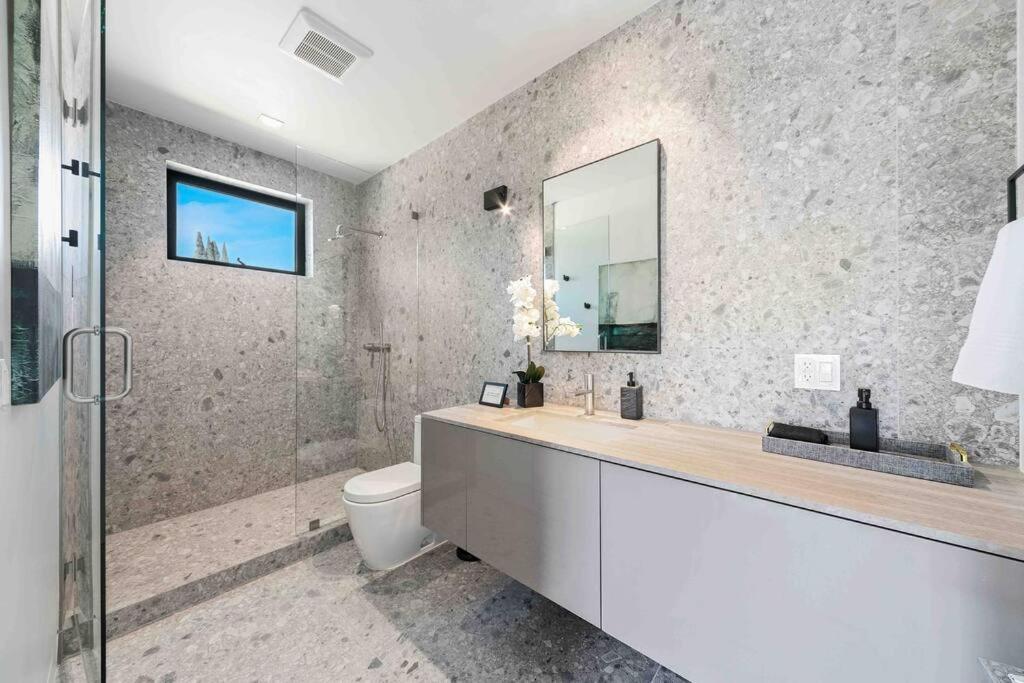 Hollywood Hills 5 Bedroom Villa, Pool, Rooftop, Parking Villa