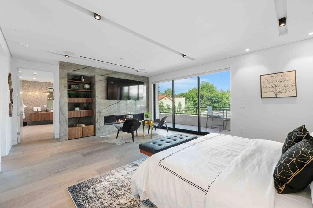Hollywood Hills 5 Bedroom Villa, Pool, Rooftop, Parking Villa