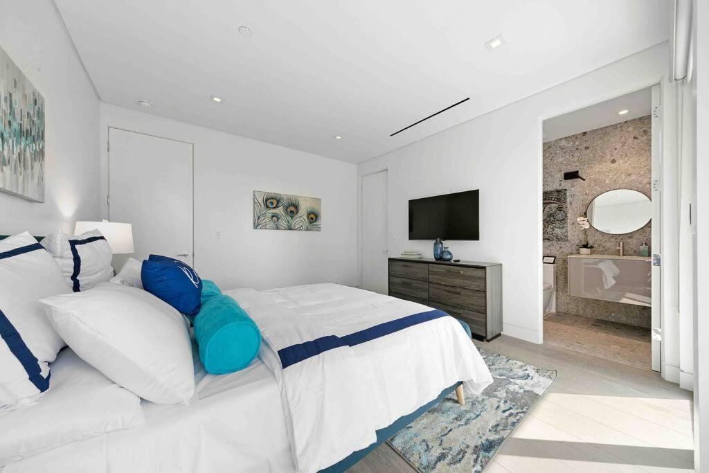 Hollywood Hills 5 Bedroom Villa, Pool, Rooftop, Parking